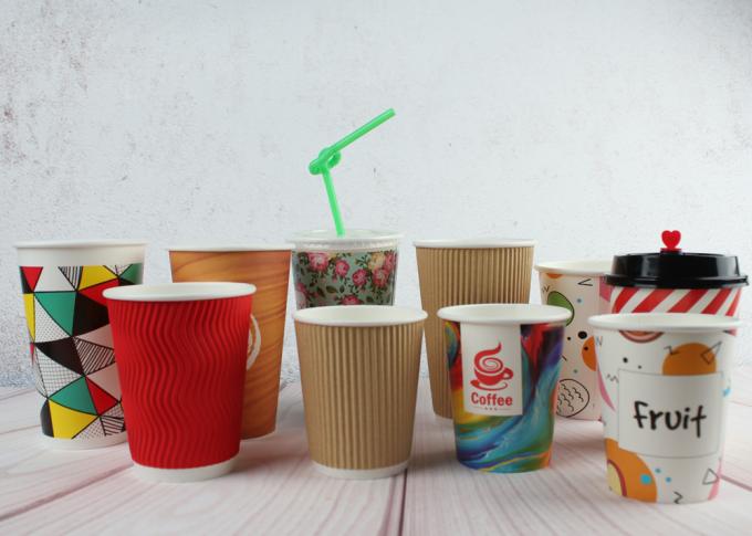 La belle double coutume de mur a imprimé les tasses de papier a isolé les tasses de papier avec des couvercles de café